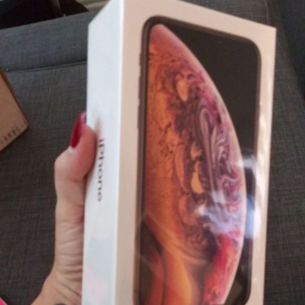 Iphoje xs max contact me @ 3473827332